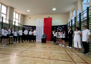 Wspólne odśpiewanie piosenki klasy ósmej i wychowawcy Aleksandry Kaźmierowskiej ,,Każde pokolenie grupy Kombii