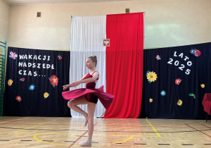 Taniec artystyczny uczennicy Leny Dylikowskiej