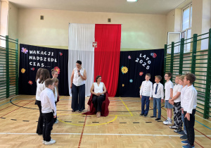 Uczniowie klasy III żegnają się z panią wychowawczynią Aleksandrą Gajzlerowicz