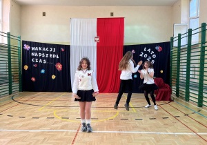 Śpiew Sofii Baliuk z klasy czwartej i tancerze do rytmu piosenki