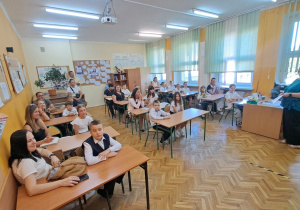 Wychowawca, uczniowie oraz rodzice w klasie czwartej.