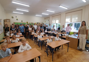 Wychowawca, uczniowie oraz rodzice w klasie pierwszej.