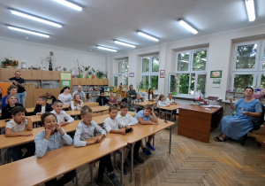 Wychowawca, uczniowie oraz rodzice w klasie drugiej.