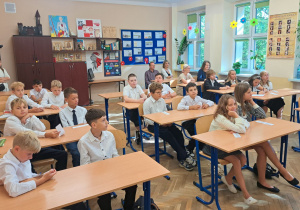 Uczniowie oraz rodzice w klasie piątej.