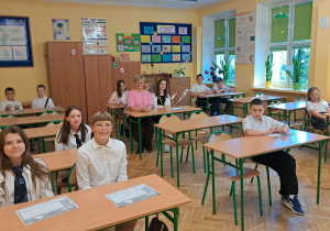 Wychowawca, uczniowie w klasie szóstej.