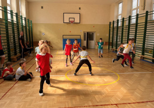 Ulubiona zabawa uczniów podczas treningu. Zabawa w murazrza zawsze budzi pozytywne emocje.