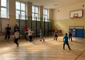 Upagniony mecz dzieciaków. Z dużym poświęceniem uczniowie kopią piłkę. Nasi goście sędziują mecz bardzo sprawiedliwie.