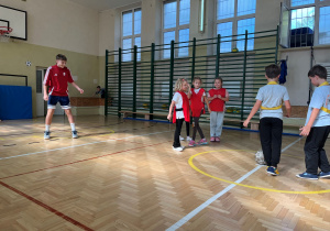 W piłkę nożna grają nasi goście a także dziewczynki. Gra przyparza wiele emocji, ale i zadowolenia.