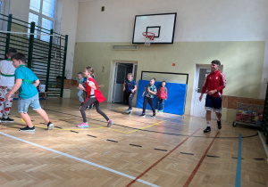 Mecz był zacięty. Uczniowie biegają po boisku, aby wygrać.