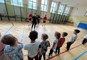 Na koniec tej wspaniałej przygody trener chwali uczniów za zaangażowanie i obiecuje niespodzianki