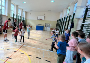 Uczniowie od naszych gości otrzymują niespodzianki - plan lekcji, zdjęcie pierwszego zespołu. a także vouchery na mecz w rundzie jesiennej na mecz pierwszej drużyny.