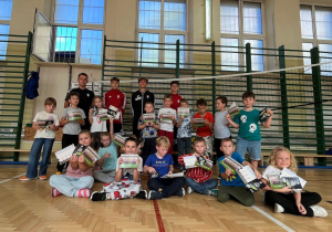 Nasi uczniowie i goście z ŁKS na zdjęciu prezentują swoje prezenty.
