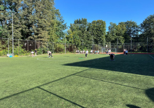 Rozpoczęcie zawodów. Po podziale na grupy, Rozpoczęła się pierwsza konkurencja. Uczniowie dobiegają do koła, przechodzą przez nie i dalej biegną do wyznaczonego miejsca.