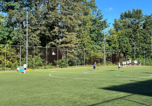 Kolejna konkurencja, uczniowie mają kija do unihokeja i prowadzą piłeczkę do wyznaczonego miejsca.