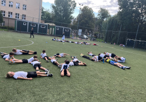 Uczniowie drużynowo układają napis SP40.