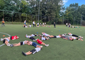 Uczniowie drużynowo układają napis SP40.