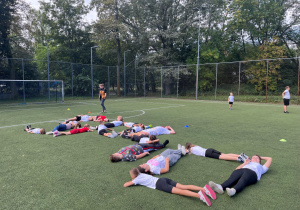 Uczniowie drużynowo układają napis SP40.