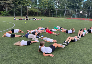 Uczniowie drużynowo układają napis SP40.