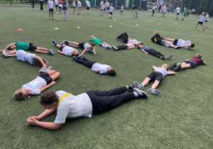 Uczniowie drużynowo układają napis SP40.