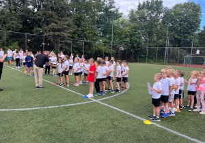 Zakończenie zawodów, uczniowie ustawieni klasami, otrzymują dyplomy.