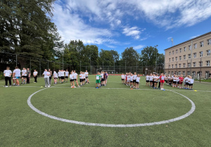 Uczniowie z dyplomami.