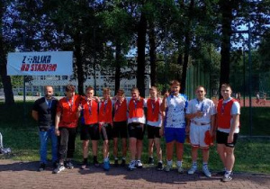 Uczniowie klasy VIII wraz opiekunem prezentują się po eliminacjach już z medalami na szyi.
