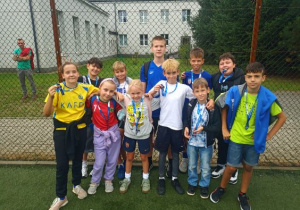 Uczniowie klas III-VII prezentują się po eliminacjach już z medalami na szyi.