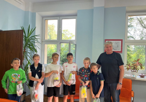 Uczniowie biorący udział w akcji ,,Rowerowy maj" wraz z Panem Dyrektorem i upominkami rowerowymi.