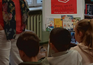 Pani Ewa Chotomska w pobliskiej bibliotece opowiada uczniom naszej szkoły o swojej twórczości