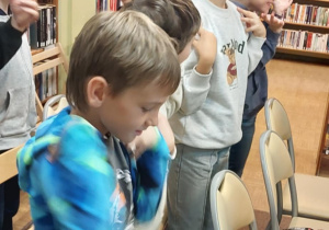 Zabawa naszych uczniów inspirowana przez Panią Ewę. Uczniowie bardzo zadowoleni.