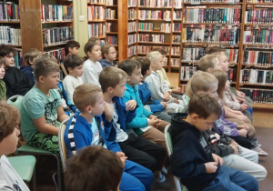 Uczniowie podczas spotkania autorskiego z panią Ewą Chotomską w pobliskiej bibliotece