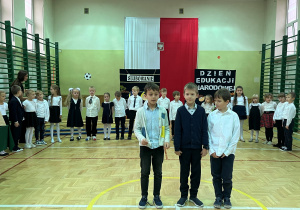 Trzech uczniów z klasy drugiej witają uczniów klasy pierwszej w naszej szkole