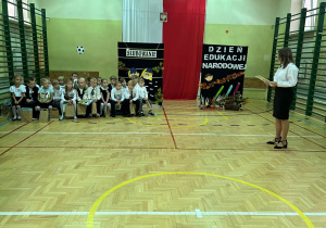 Przewodnicząca Samorządu Uczniowskiego wita uczniów pierwszej klasy i życzy im samych sukcesów w szkole