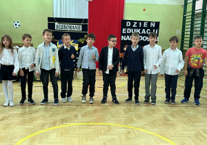 Część artystyczna dla pracowników szkoły, klas druga śpiewa piosenkę