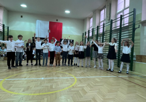 Klasa trzecia śpiewa piosenkę dla pracowników oświaty w związku ze świętem MEN