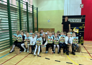 Klasa pierwsza wraz z wychowawcą już po oficjalnym ślubowaniu.