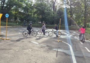 Uczniowie klasy na rowerach zapoznają się z trasą egzaminu.
