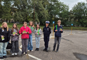Wspólna fotografia uczniów zdających egzamin z panią policjantką