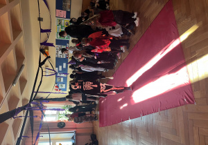 Uczeń z klasy drugiej prezentuje swój straszny strój - kościotrup