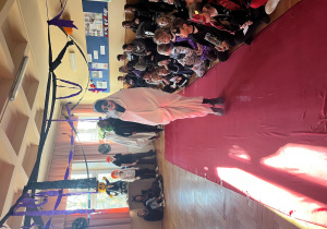 Uczeń z klasy piątej prezentuje swój straszny strój - upiór