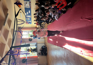 Uczennica z klasy piątej prezentuje swój straszny strój - straszny klaun