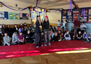 Uczennice z klasy VII w swoich strasznych strojach czarny kot oraz czarna wdowa