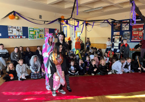 Uczennice z klasy VIII w swoich strasznych strojach czarna wdowa, straszne dziecko oraz straszny jednorożec