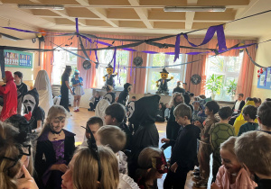 Zabawa taneczna strasznych, upiorów, duchów innych strasznych postaci