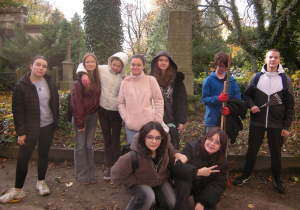 Uczniowie z klasy VII i VIII biorący udział w Kweście na Starym Cmentarzu