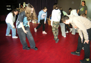 Uczniowie biorący udział w warsztatach aktorskich i pantonimy. Pokaz przygotowania do przedstawienia.