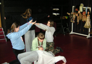 Uczniowie biorący udział w warsztatach aktorskich i pantonimy. Pokaz przygotowania do przedstawienia.