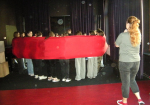 Uczniowie biorący udział w warsztatach aktorskich i pantonimy. Pokaz przygotowania do przedstawienia.