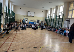 Zbieranie się uczniów klas I-VIII w sali gimnastycznej na prelekcje