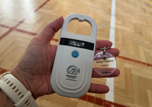 Urządzenie do wykrywania chipa i chip